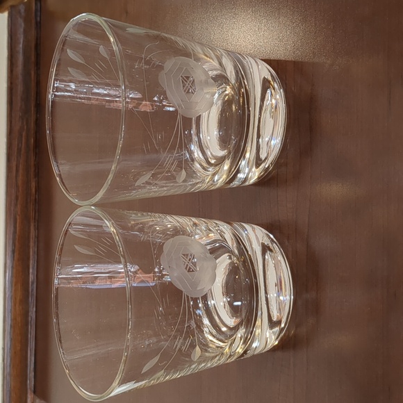 Etched Rose Pattern Rocks Glasses - Picture 2 of 9